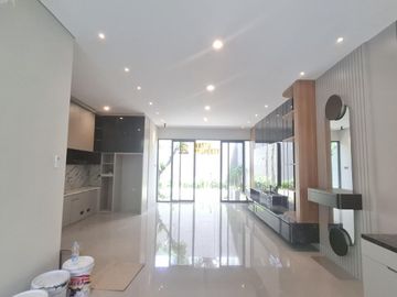 RUMAH BARU, 2 LANTAI, 8 MENIT BANDARA ADI SUCIPTO