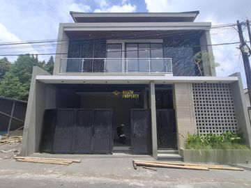 RUMAH MEWAH 2 LANTAI SIAP HUNI DI PURWOMARTANI, SLEMAN