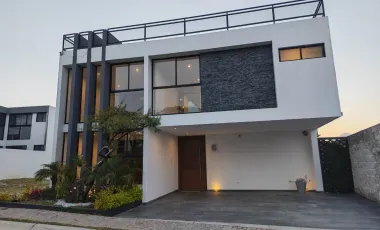 Casa en Venta en Lomas de Angelópolis III, Excelente Opción con Acabados Premium