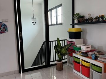 Jual Cepat Cluster Aralia L8 Rumah Siap Huni 2 Lantai Ada Pagar Pengaman Hanya 1,950 M-an dI Harapan Indah 028