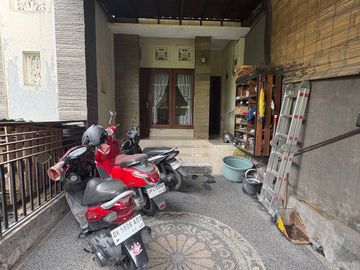 Rumah 2 Lantai dekat Jalan Utama Dijual, di Gn Catur, Denpasar Area