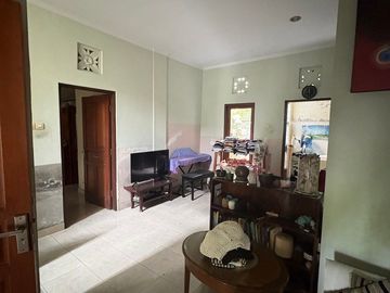 Rumah 2 Lantai dekat Jalan Utama Dijual, di Gn Catur, Denpasar Area