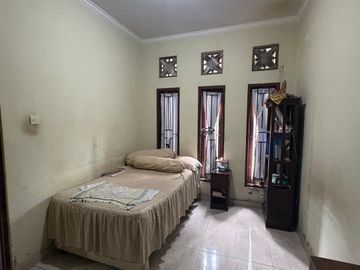 Rumah 2 Lantai dekat Jalan Utama Dijual, di Gn Catur, Denpasar Area