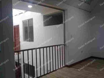 Casa comercial de venta con 14 habitaciones y 2 locales comerciales , ideal para hostal ubicada a 100 m del mercado 10 de agosto