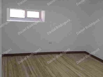 Casa comercial de venta con 14 habitaciones y 2 locales comerciales , ideal para hostal ubicada a 100 m del mercado 10 de agosto
