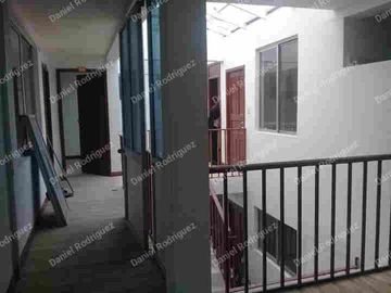 Casa comercial de venta con 14 habitaciones y 2 locales comerciales , ideal para hostal ubicada a 100 m del mercado 10 de agosto
