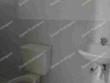 Casa comercial de venta con 14 habitaciones y 2 locales comerciales , ideal para hostal ubicada a 100 m del mercado 10 de agosto
