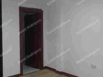 Casa comercial de venta con 14 habitaciones y 2 locales comerciales , ideal para hostal ubicada a 100 m del mercado 10 de agosto