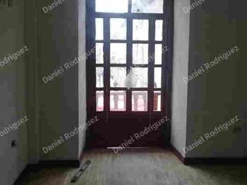 Casa comercial de venta con 14 habitaciones y 2 locales comerciales , ideal para hostal ubicada a 100 m del mercado 10 de agosto