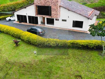 Casa Campestre en Parcelación cerrada El Retiro se acepta permuta en parte de pago