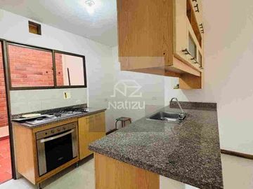 Casa Unifamiliar en Urbanización cerrada con habitación en primer piso