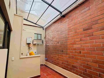 Casa Unifamiliar en Urbanización cerrada con habitación en primer piso
