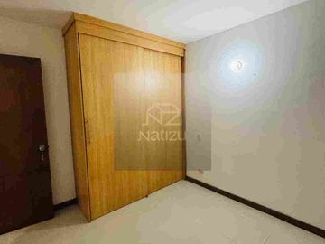Casa Unifamiliar en Urbanización cerrada con habitación en primer piso