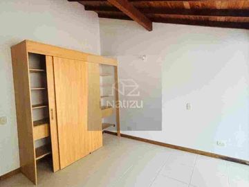 Casa Unifamiliar en Urbanización cerrada con habitación en primer piso