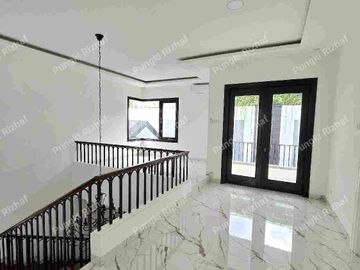 Dijual Rumah 
AMERICAN CLASSIC
Bintaro Jaya
Sektor 8