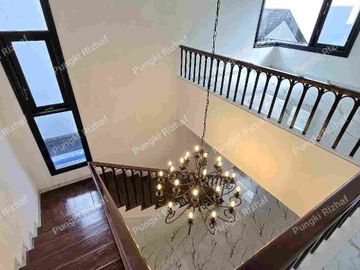 Dijual Rumah 
AMERICAN CLASSIC
Bintaro Jaya
Sektor 8