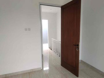 RUMAH  2  LANTAI  HARGA 550JUTA   NEGO