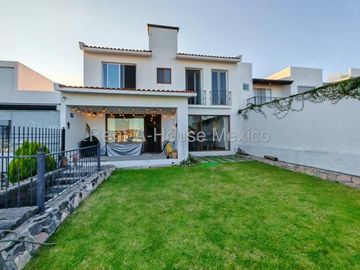 Real de Juriquilla, VENTA. Casa con sala de TV, family room, cuarto de servicio, 5 recámaras