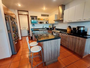 Real de Juriquilla, VENTA. Casa con sala de TV, family room, cuarto de servicio, 5 recámaras