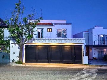 Real de Juriquilla, VENTA. Casa con sala de TV, family room, cuarto de servicio, 5 recámaras
