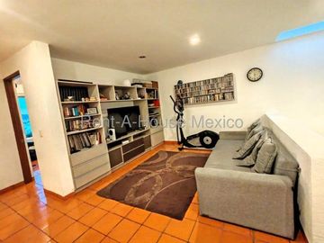 Real de Juriquilla, VENTA. Casa con sala de TV, family room, cuarto de servicio, 5 recámaras