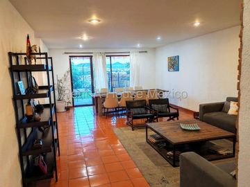 Real de Juriquilla, VENTA. Casa con sala de TV, family room, cuarto de servicio, 5 recámaras