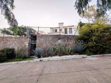 Real de Juriquilla, VENTA. Casa con sala de TV, family room, cuarto de servicio, 5 recámaras