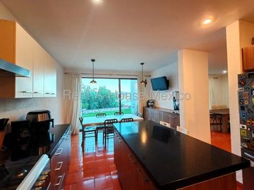 Real de Juriquilla, VENTA. Casa con sala de TV, family room, cuarto de servicio, 5 recámaras