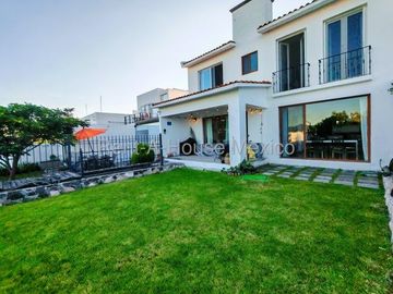 Real de Juriquilla, VENTA. Casa con sala de TV, family room, cuarto de servicio, 5 recámaras