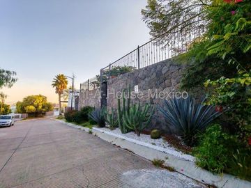 Real de Juriquilla, VENTA. Casa con sala de TV, family room, cuarto de servicio, 5 recámaras