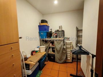 Real de Juriquilla, VENTA. Casa con sala de TV, family room, cuarto de servicio, 5 recámaras