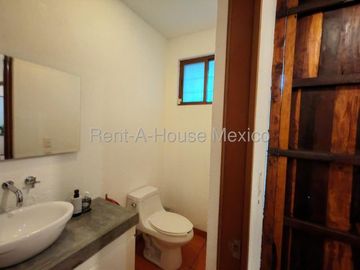 Real de Juriquilla, VENTA. Casa con sala de TV, family room, cuarto de servicio, 5 recámaras
