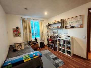 Real de Juriquilla, VENTA. Casa con sala de TV, family room, cuarto de servicio, 5 recámaras
