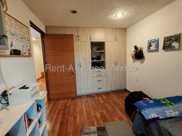 Real de Juriquilla, VENTA. Casa con sala de TV, family room, cuarto de servicio, 5 recámaras