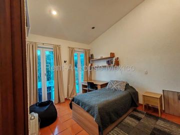 Real de Juriquilla, VENTA. Casa con sala de TV, family room, cuarto de servicio, 5 recámaras