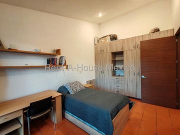 Real de Juriquilla, VENTA. Casa con sala de TV, family room, cuarto de servicio, 5 recámaras