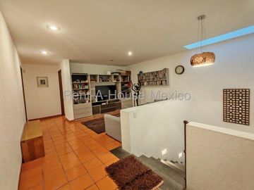 Real de Juriquilla, VENTA. Casa con sala de TV, family room, cuarto de servicio, 5 recámaras