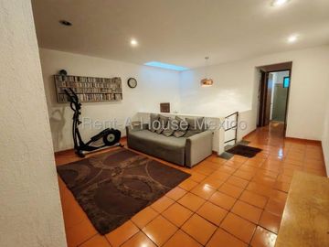 Real de Juriquilla, VENTA. Casa con sala de TV, family room, cuarto de servicio, 5 recámaras