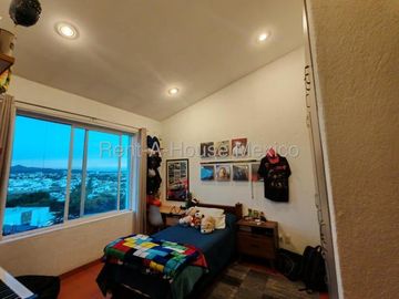 Real de Juriquilla, VENTA. Casa con sala de TV, family room, cuarto de servicio, 5 recámaras