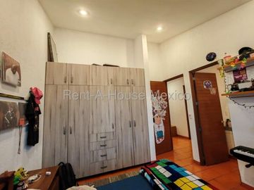 Real de Juriquilla, VENTA. Casa con sala de TV, family room, cuarto de servicio, 5 recámaras