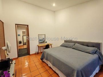 Real de Juriquilla, VENTA. Casa con sala de TV, family room, cuarto de servicio, 5 recámaras