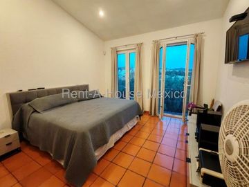 Real de Juriquilla, VENTA. Casa con sala de TV, family room, cuarto de servicio, 5 recámaras