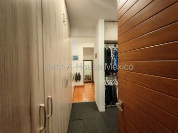 Real de Juriquilla, VENTA. Casa con sala de TV, family room, cuarto de servicio, 5 recámaras