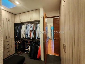 Real de Juriquilla, VENTA. Casa con sala de TV, family room, cuarto de servicio, 5 recámaras
