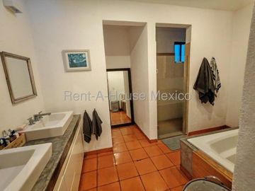 Real de Juriquilla, VENTA. Casa con sala de TV, family room, cuarto de servicio, 5 recámaras