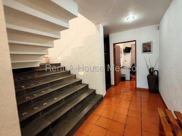 Real de Juriquilla, VENTA. Casa con sala de TV, family room, cuarto de servicio, 5 recámaras