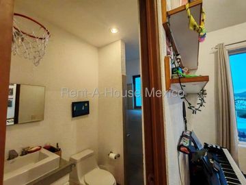 Real de Juriquilla, VENTA. Casa con sala de TV, family room, cuarto de servicio, 5 recámaras
