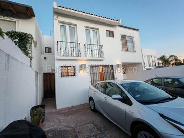 Real de Juriquilla, VENTA. Casa con sala de TV, family room, cuarto de servicio, 5 recámaras