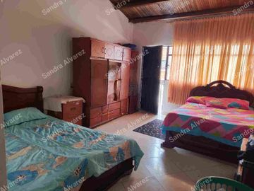 VENTA BONITA Y AMPLIA CASA CANDILES BUCARAMANGA
