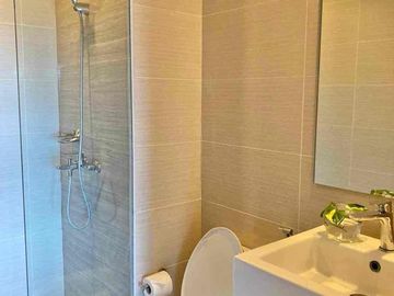 2BR w/ balcony condo for rent Mactan Newtown